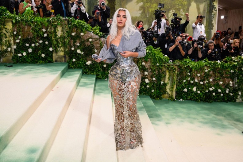 Kim Kardašijan šokirala svet: Skinula haljinu i pokazala leđa puna rana, ljudi se pitaju ko je ovako mučio!