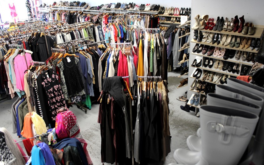 Ovo je model suknje koji čim stigne u radnje odmah se rasproda: Žene poludele za njom, hit je leta 2025. godine, otimaju se za nju u prodavnicama