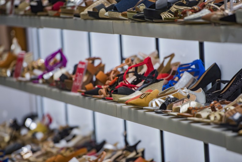 "Bapska obuća" se ponovo vratila na ulice i to sa pravom: Srpkinje ih obožavaju, upisuju se na liste čekanja, rasprodaju se u sekundi jer su udobne i lagane