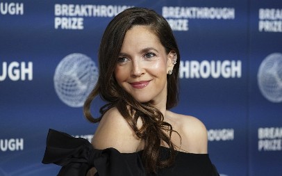 Ona ne zna šta je starenje: Dru Barimor objavila sliku bez šminke, izgleda kao devojčica, a evo da li je ,,išla pod nož"