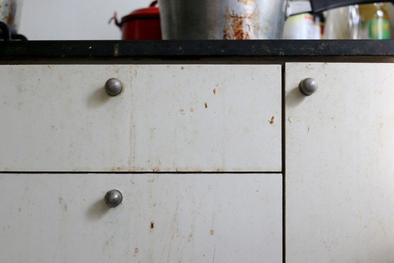 Lepljivi kuhinjski ormarići? Nema problema, samo ih prebrišite ovom tečnošću i biće kao novi