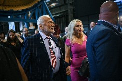 Tek se venčali, a ona preminula: Legendarni astronaut (95) ostao bez žene (66), ovo nikada neće zaboraviti