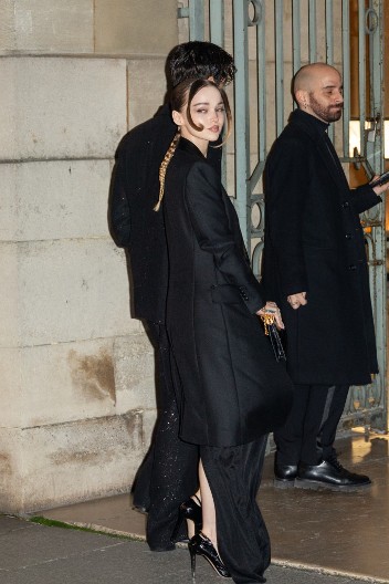 Ženi se najbolji frajer Evrope! Nakon 2 godine veze, fatalni pevač ukrasio ruku svoje verenice dragocenim dijamantom!