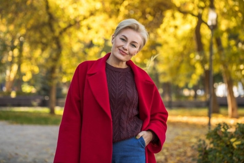 Ne treba da se umotate u ćebe, samo zato što imate više od 50: Pogledajte najbolje kombinacije koje će pokazati da ste žena sa stilom