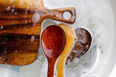 Kako očistiti daske za sečenje bez hemije: Dve namirnice koje uništavaju bakterije