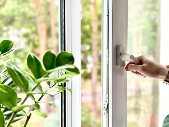 Obavezno uradite pre zime: Premažite PVC stolariju ovim i produžićete joj životni vek