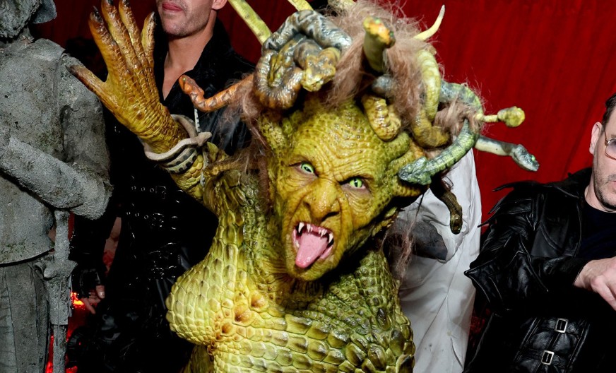 Lepotica postala čudovište: Čuvenu manekenku smo jedva prepoznali, pogodite ko se krije iza ovog kostima