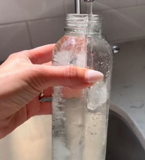 Trik sa čašom vode pokazaće vam da li imate kandidu: Ako vidite ovo, obavezno kod lekara