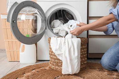 Samo tako ćete uništiti grinje i bakterije: Evo na koliko stepeni treba prati posteljinu i peškire