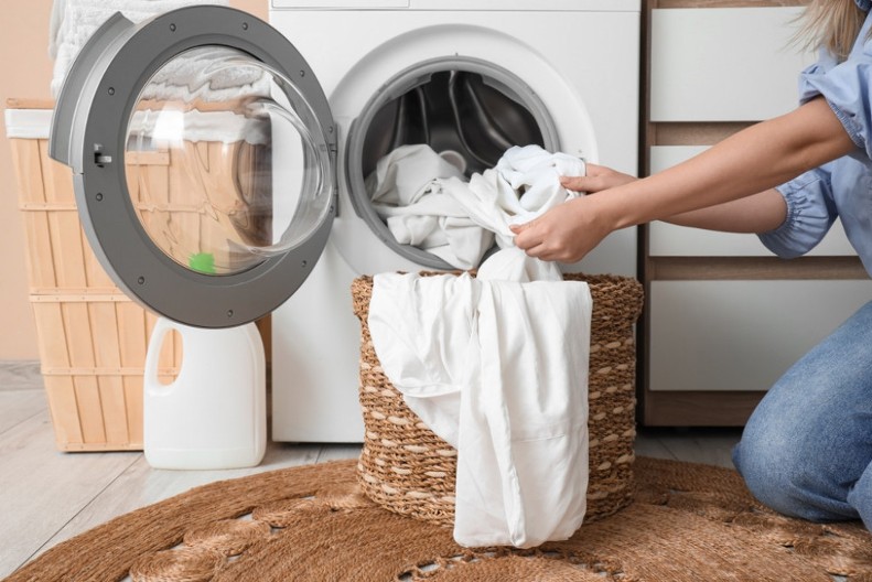 Samo tako ćete uništiti grinje i bakterije: Evo na koliko stepeni treba prati posteljinu i peškire