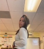 Učiteljica izazvala haos: Ljudi su zgroženi njenom neprimerenom odećom, burna rasprava je u toku!