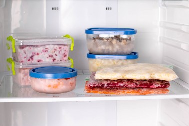 Stavite streč foliju u zamrzivač i pogledajte magiju: Trik koji će vam promeniti navike