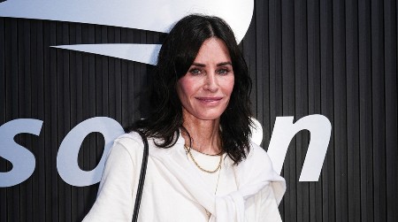 Zategnuta do savršenstva u 60. godini: Zvezda serije ,,Prijatelji" prošetala u crnom bikiniju, na telu ni gram viška, svi su zumirali u ovo