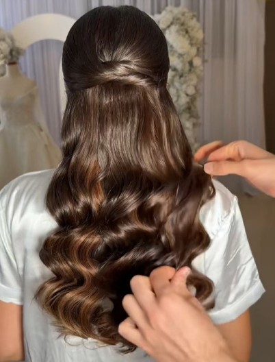 Lokne stoje ceo dan, nema šanse da se isprave: Ovaj trik ne znaju ni pojedini frizeri, a kosa nema šanse da se isparavi čak i nekoliko dana