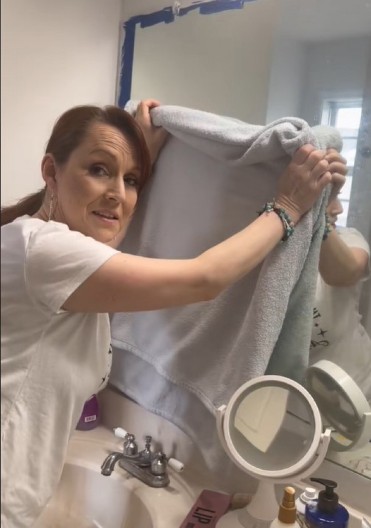 "Kako ogledalo zna šta radim?": Zbunjena žena sve snimila i nasmejala 26 miliona ljudi!