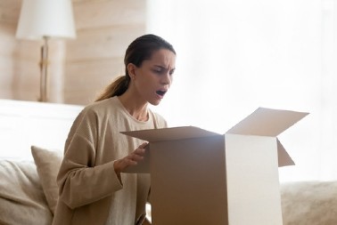 Naručila torbicu sa Temu-a, a kad je otvorila paket, pozelenela je od muke: Noćna mora svake žene se upravo obistinila!