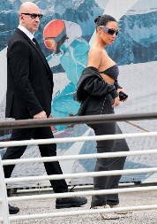 Kris se obukla kao za sahranu, a Kim i Kloi kao da su pošle na beogradske splavove: Kardašijan-Džener stigle u Veneciju, svi se pitaju šta su to obukle