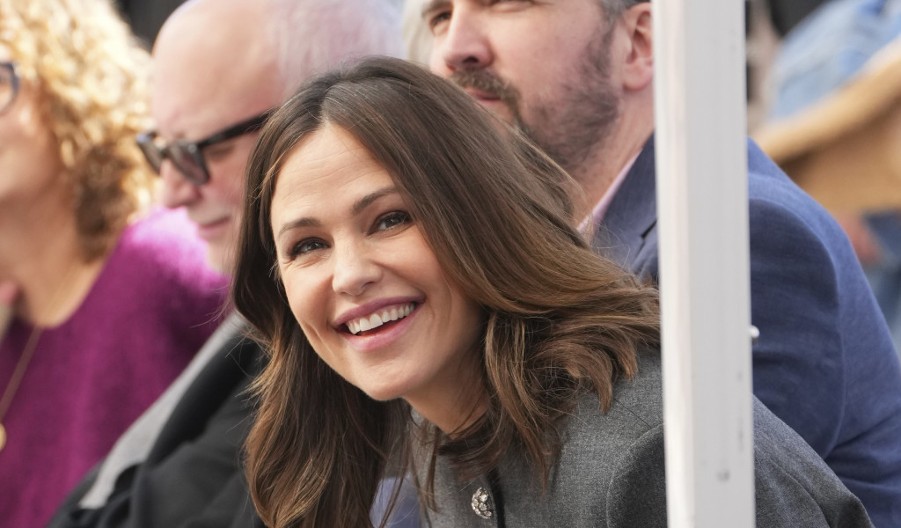 Bluza o koju se otimaju Srpkinje: Može da se nosi otkopčana i zakopčana, idealna kada je napolju +40, a unutra ciča zima