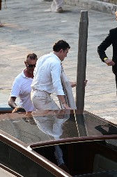 Najpoželjniji neženja na svadbi veka nema mira: Samo što se razišao sa ženom, već je uspeo da obrlati misterioznu brinetu