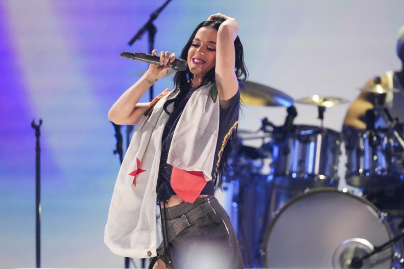 Slao joj poruke i zvao je ,,dušo": Kejti Peri pala na kolena zbog ovog šarmera, Orlanda više ne spominje