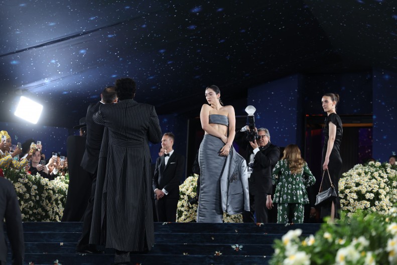 Snimala se gola u ležaljci: Pevačica koja je poreklom sa Balkana šokirala svet najnovijim potezom, ovo morate da vidite