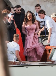 Na svadbi veka svi su gledali samo u nju: Opra Vinfri se bukvalno prepolovila, tesna haljina joj stoji kao san