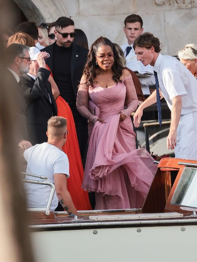 Na svadbi veka svi su gledali samo u nju: Opra Vinfri se bukvalno prepolovila, tesna haljina joj stoji kao san