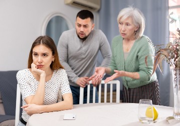 Svekrva je teška manipulatorka: Toliko je zla, vrti sina oko malog prsta, a on mučenik ništa ne primećuje