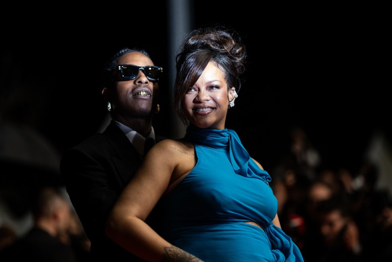 Ima li lepšte trudnice od Rijane? Ova haljina najlepše stoji budućim mamama, atraktivna, a maksimalno ženstvena