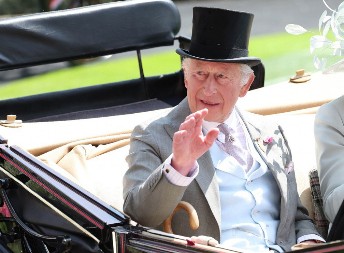 Bože oprosti, oni već sve isplanirali: Evo kako će izgledati sahrana kralja Čarsla i da li će se mu se sinovi pojaviti