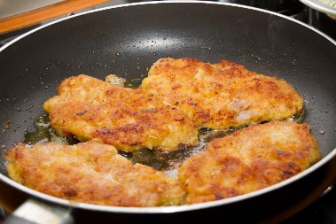 Nimalo se ne presuši, a toliko hrskavo da ne može biti bolje: Evo šta treba da dodate u sastojke kada pohujete meso