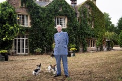 Bogataš (79) traži mladu ženu da mu rodi sina: Zbog spiska zahteva mu se svi smeju, a sada ga stigla i karma!