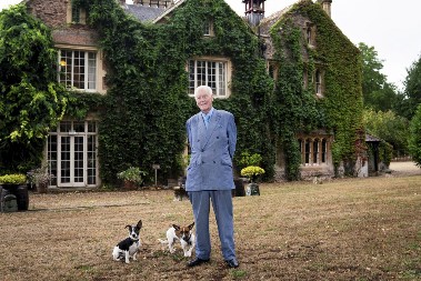 Bogataš (79) traži mladu ženu da mu rodi sina: Zbog spiska zahteva mu se svi smeju, a sada ga stigla i karma!