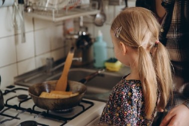 Mnogi Srbi ovo koriste u kuhinji, a može da bude opasno: Niste ni svesni šta držite blizu vaše dece!