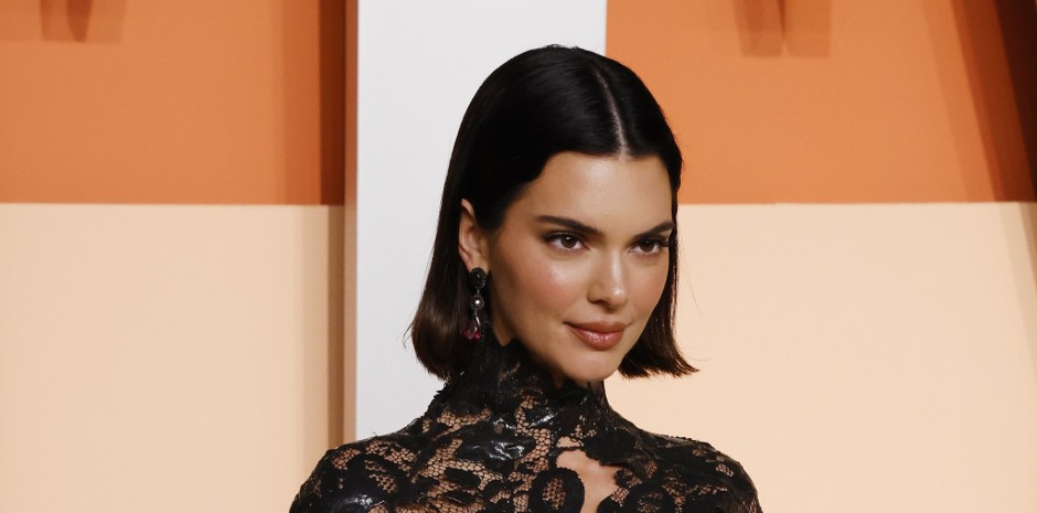 Ma kakav kupaći, ona voli da je gola: Manekenka pokazala zategnuto telo, a evo kako je sakrila grudi