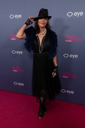 Ona je grofica, ima 61 godinu, izvajano telo i nijednu striju! Skoro nismo videli ovako dobru figuru u njenim godinama!