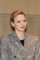 Bezvremenska elegancija: Šarlin u izdanju koje podseća na Grejs Keli, sako i pantalone koje svaka žena želi