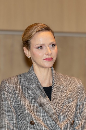 Bezvremenska elegancija: Šarlin u izdanju koje podseća na Grejs Keli, sako i pantalone koje svaka žena želi