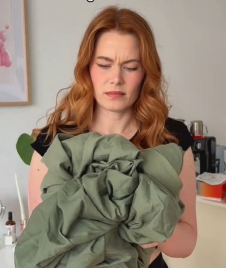 Žena pokazala kako složi čaršav s gumom: Samo 4 pokreta i izgleda kao iz prodavnice!