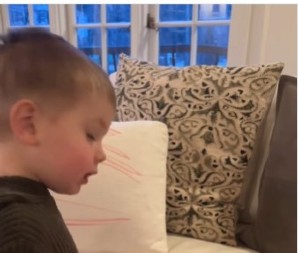 „Tvoj mali Pikaso je presladak“: Dečak (2) priredio iznenađenje mami i nasmejao 30 miliona ljudi