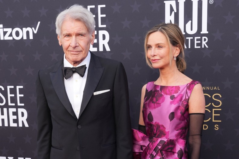 Zaboravio na ženu: Harison Ford izazvao dramu na dodeli nagrada, svi se pitali gde mu je supruga, a evo u čemu je problem