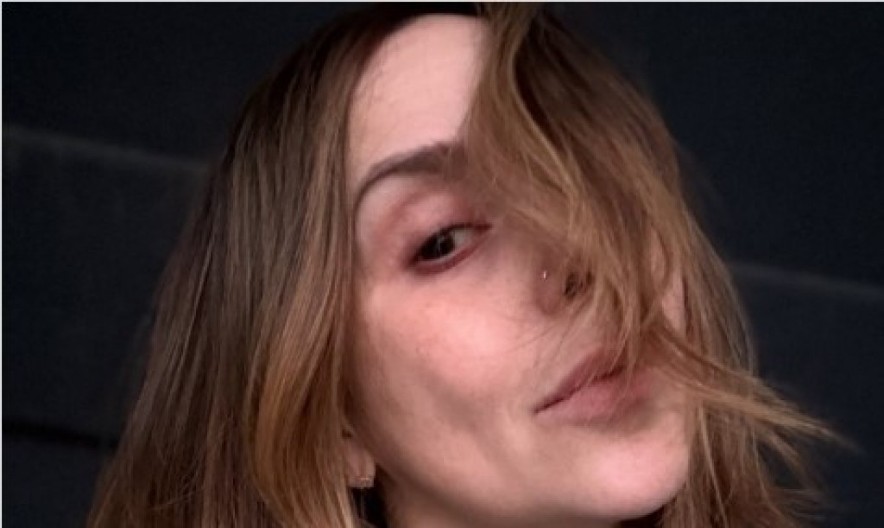 „Izgledaš kao druga osoba, šokirana sam“: Poznata glumica se slikala bez šminke za 46. rođendan, a ljudi je napljuvali