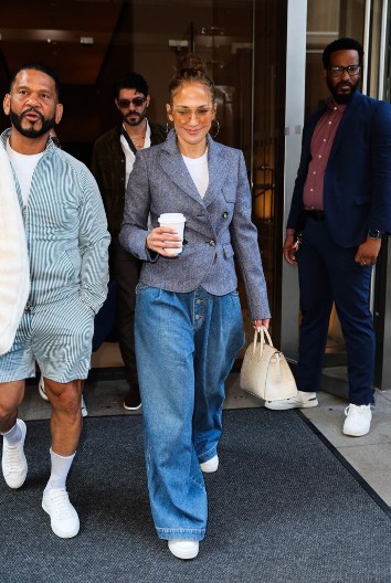 Torba 90-tih vraća se na velika vrata:  Izuzetno ženstvena, staje vam u nju apsolutno sve!