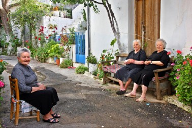 Ne umiru pre 90. godine i ne znaju za demenciju: Stanovnici ovog grčkog ostrva piju čaj od ovih biljaka i tako ostaju bistrog uma