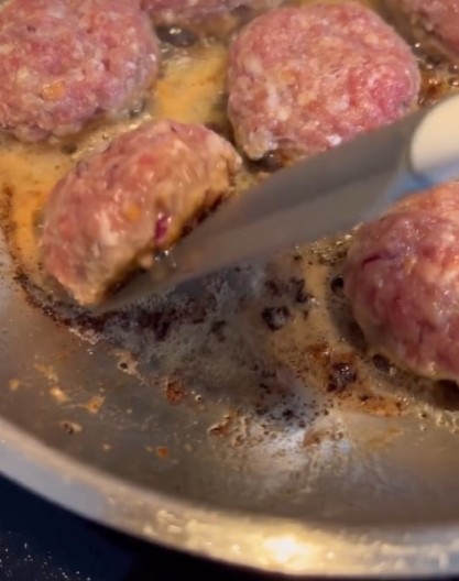 Nema teoretske šanse da se meso zalepi za tiganj: Ispržite ga bukvalno ovako, plus i za sve druge namirnice možete iskoristiti ovaj trik