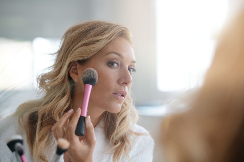 Samo ovakva šminka je "dozvoljena" ovog leta: Pa, pa rumenilo, evo šta vašem licu daje najlepši sjaj + skida godine