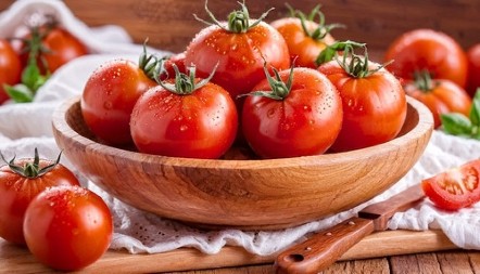 Svi pogrešno čuvamo paradajz: Nikako ga ne stavljajte u frižider, ubacite ovo u kesu i neće se pokvariti!