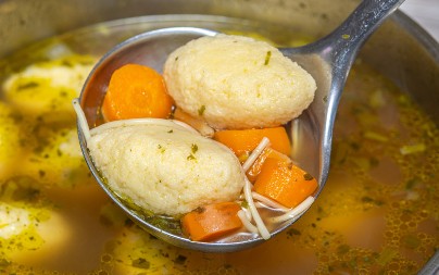 U isto vreme mekane, a ne raspadaju se: Evo kako se pripremaju najbolje knedle za supu, u jednom sastojku je ključ