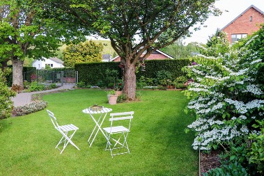 Sad nije vreme: Zažalićete ako ovo uradite tokom leta, travnjak neće biti bujan i zelen