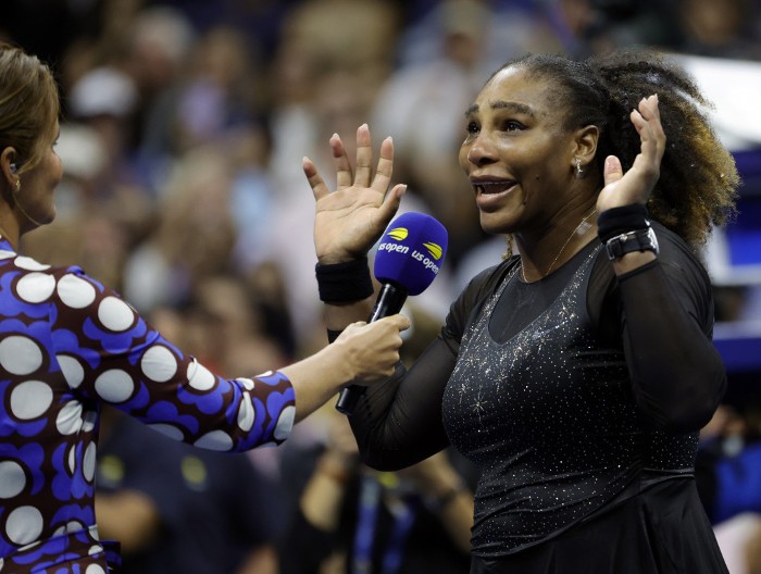 Tako jednostavan, a sve prekriva, ističe samo najbolje: Serena Vilijams u crnom jednodelnom kupaćem, samo se mišići vide